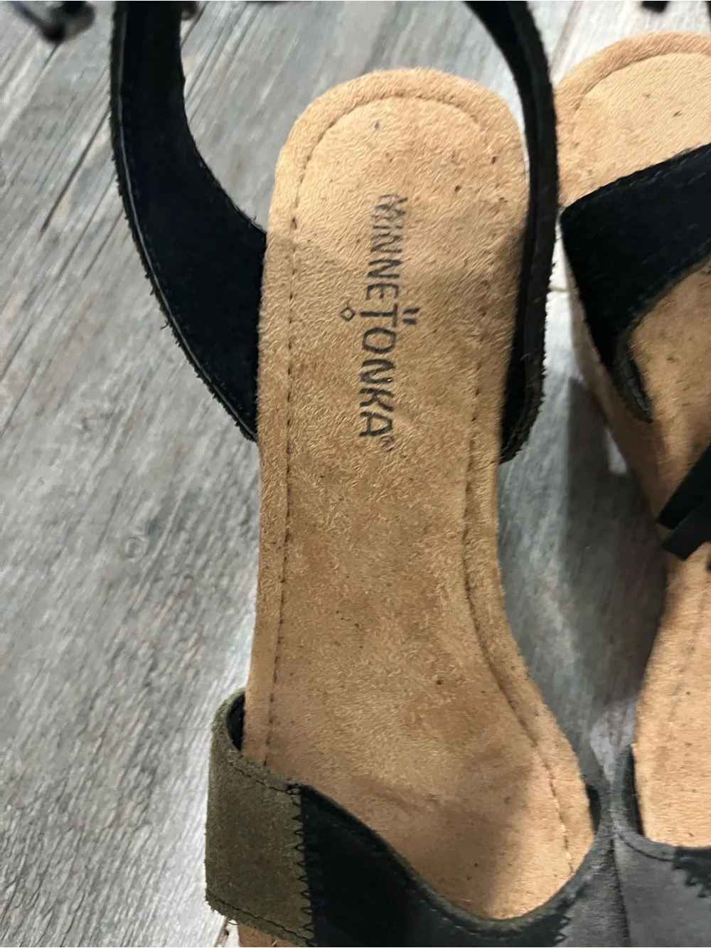 Minnetonka Black and Olive Suede Fringe Cork Wedge Sandals women’s 7